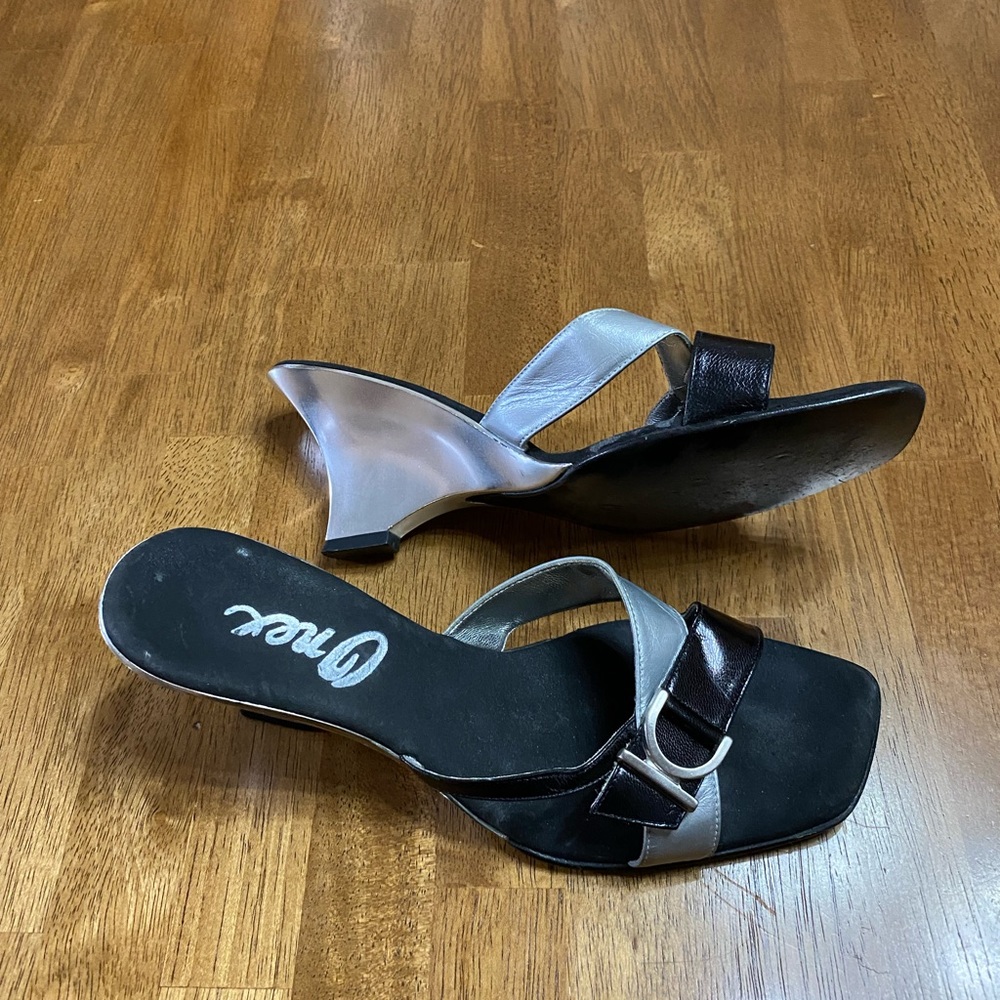Onex silver tone wedge heal black & gray leather strappy slides Size 8